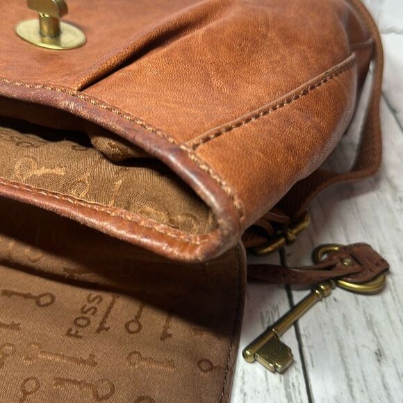 Fossil Carson Crossbody Purse Leather Saddle Bag Turnlock Tan Backpack Key - Picture 12 of 13